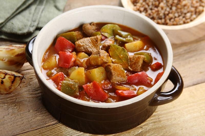 Pyszny gulasz do placka po węgiersku – prosty przepis, który oczaruje każde podniebienie