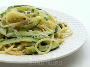 Smaczne spaghetti z cukinią i pomidorami: Prosty sposób na wegański obiad