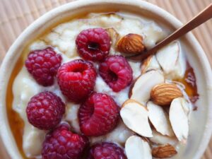 Rozkoszuj się smakiem: pieczona owsianka z malinami jako idealne śniadanie dla łasuchów