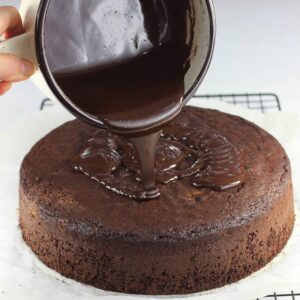 Sekrety idealnego polewania tortu polewą czekoladową – uniknij błędów i nierówności!