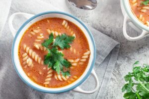 Zupa pomidorowa z makaronem: odkryj, ile kalorii naprawdę ma Twój ulubiony posiłek!