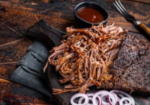Szarpana wołowina w kilku prostych krokach – pyszna receptura dla każdego kucharza