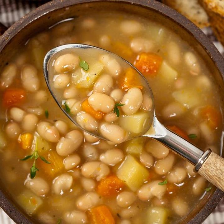 Zupa fasolowa z kiełbasą: zaskakujące kalorie, które mogą cię zdziwić!