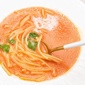 Odkryj sekrety pysznej zupy pomidorowej ze świeżych pomidorów – prosty przepis krok po kroku