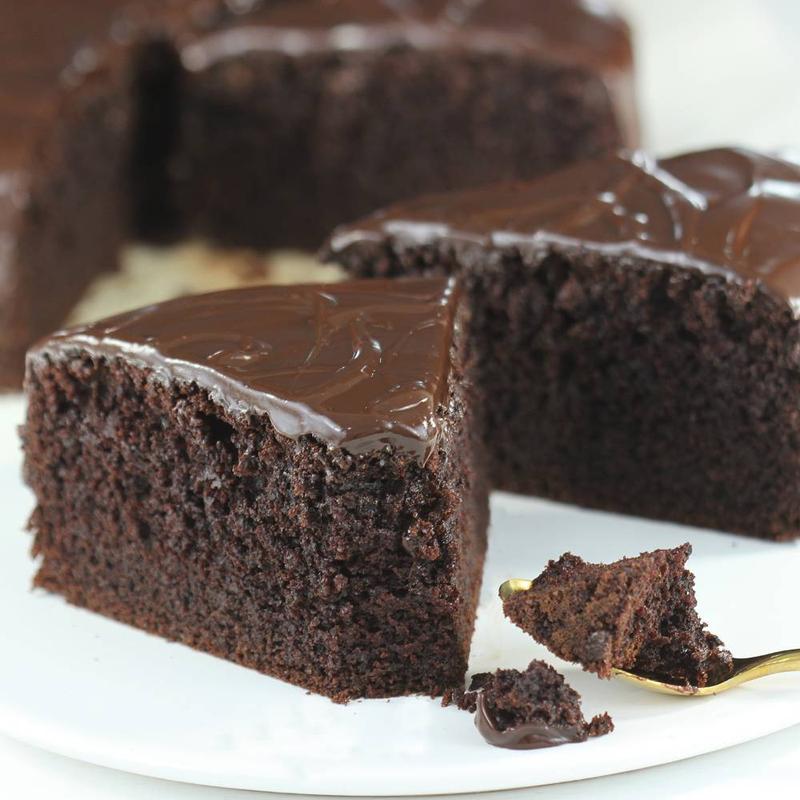 Pyszne wilgotne ciasto czekoladowe z kefirem – idealny przepis na deser!